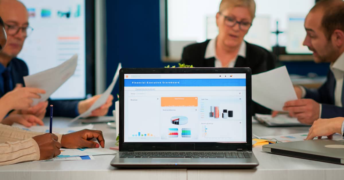 Équipe professionnelle travaillant sur une stratégie de contenu LinkedIn